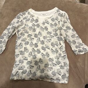 Cute top with bow pattern